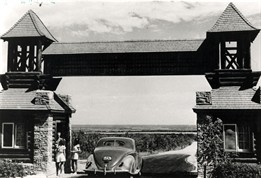 East Gate Entrance, Riding Mountain National Park, Parks Canada / l'Entrée Est du Parc du Mont-Riding, Parcs Canada
